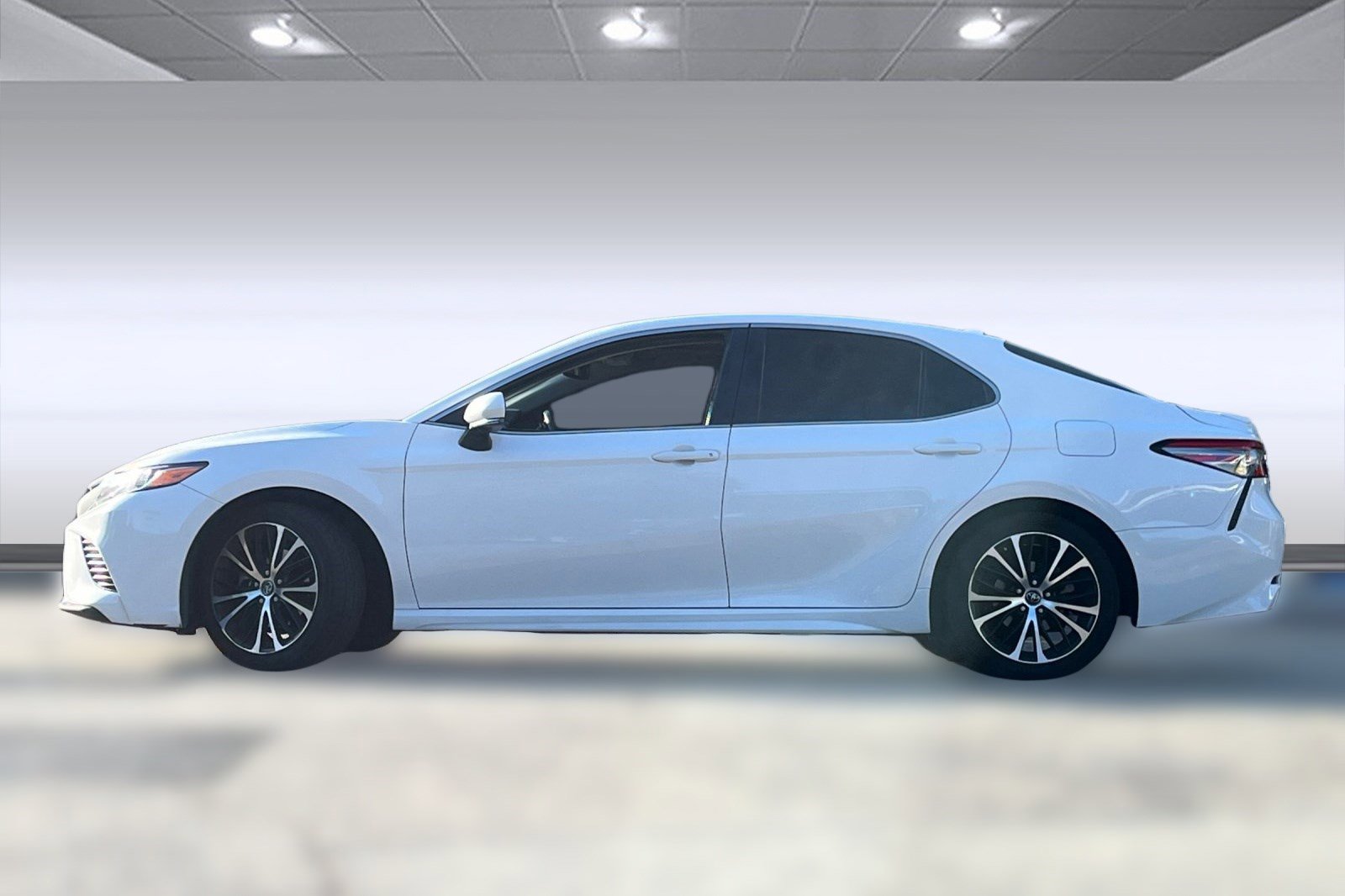2018 Toyota Camry SE photo 2