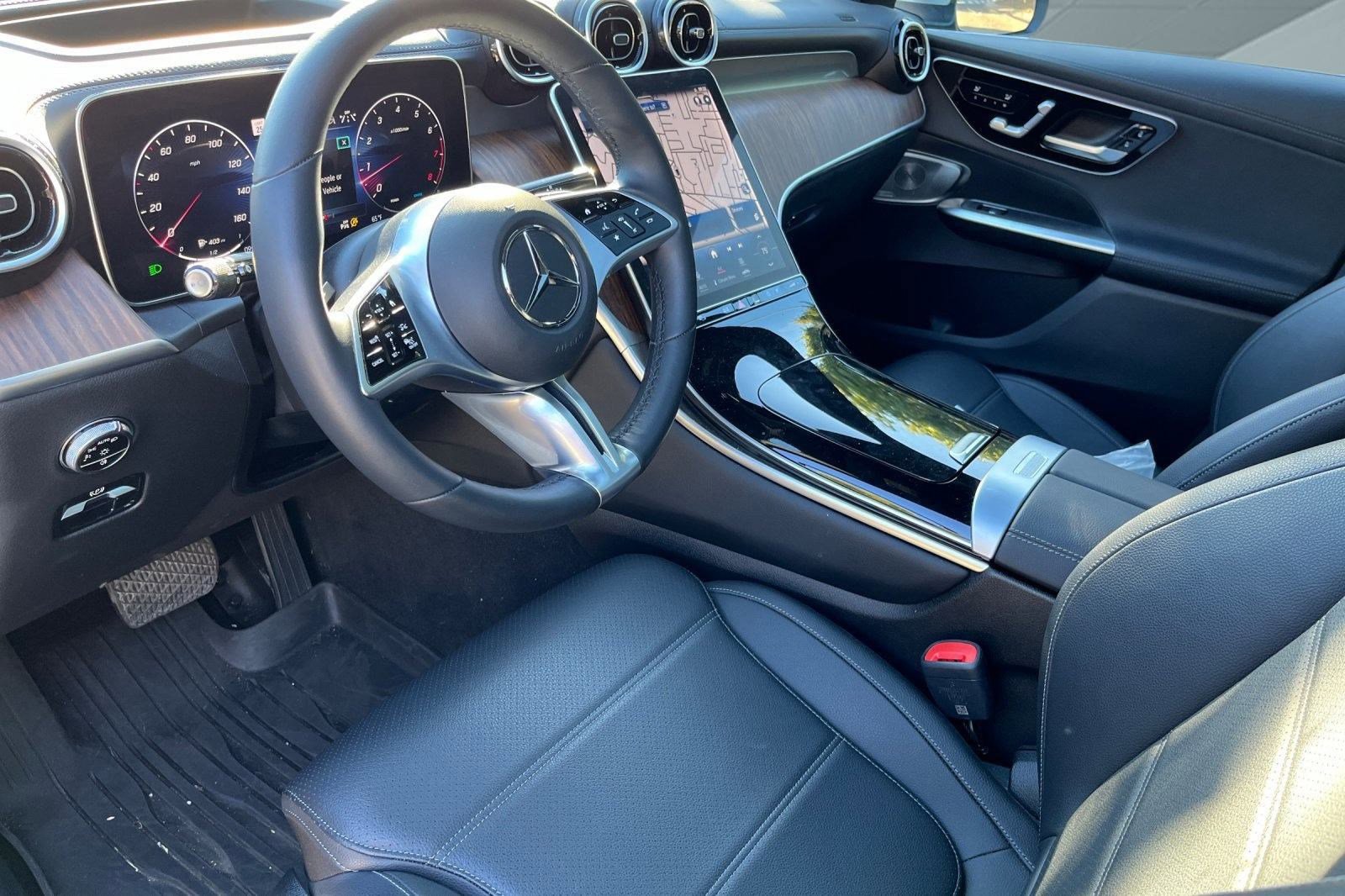 2023 Mercedes Benz GLC 300 photo 2