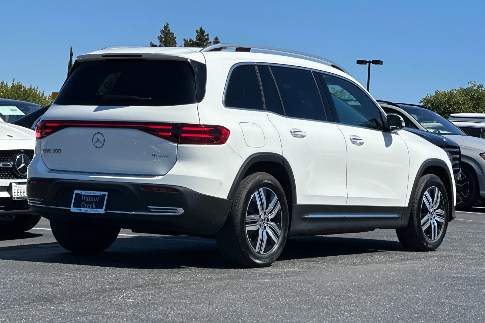 2025 Mercedes Benz EQB 300 4MATIC photo 2
