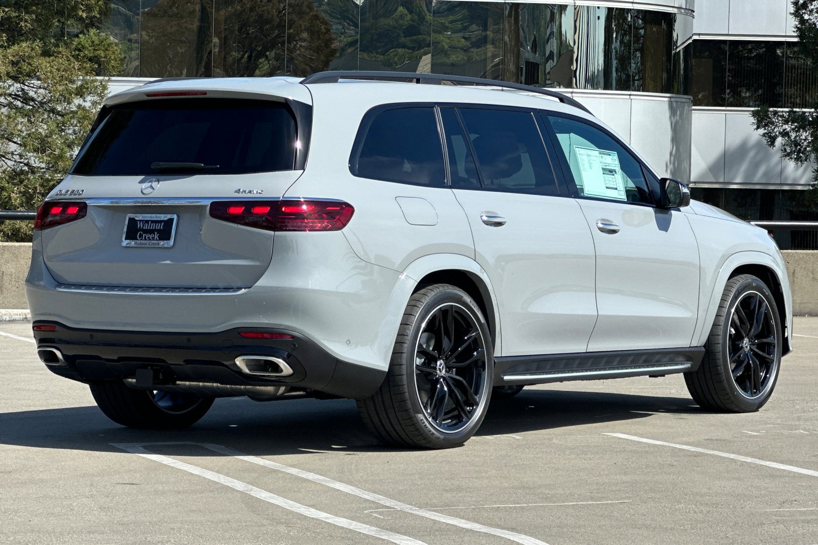 2025 Mercedes Benz GLS 580 4MATIC photo 4