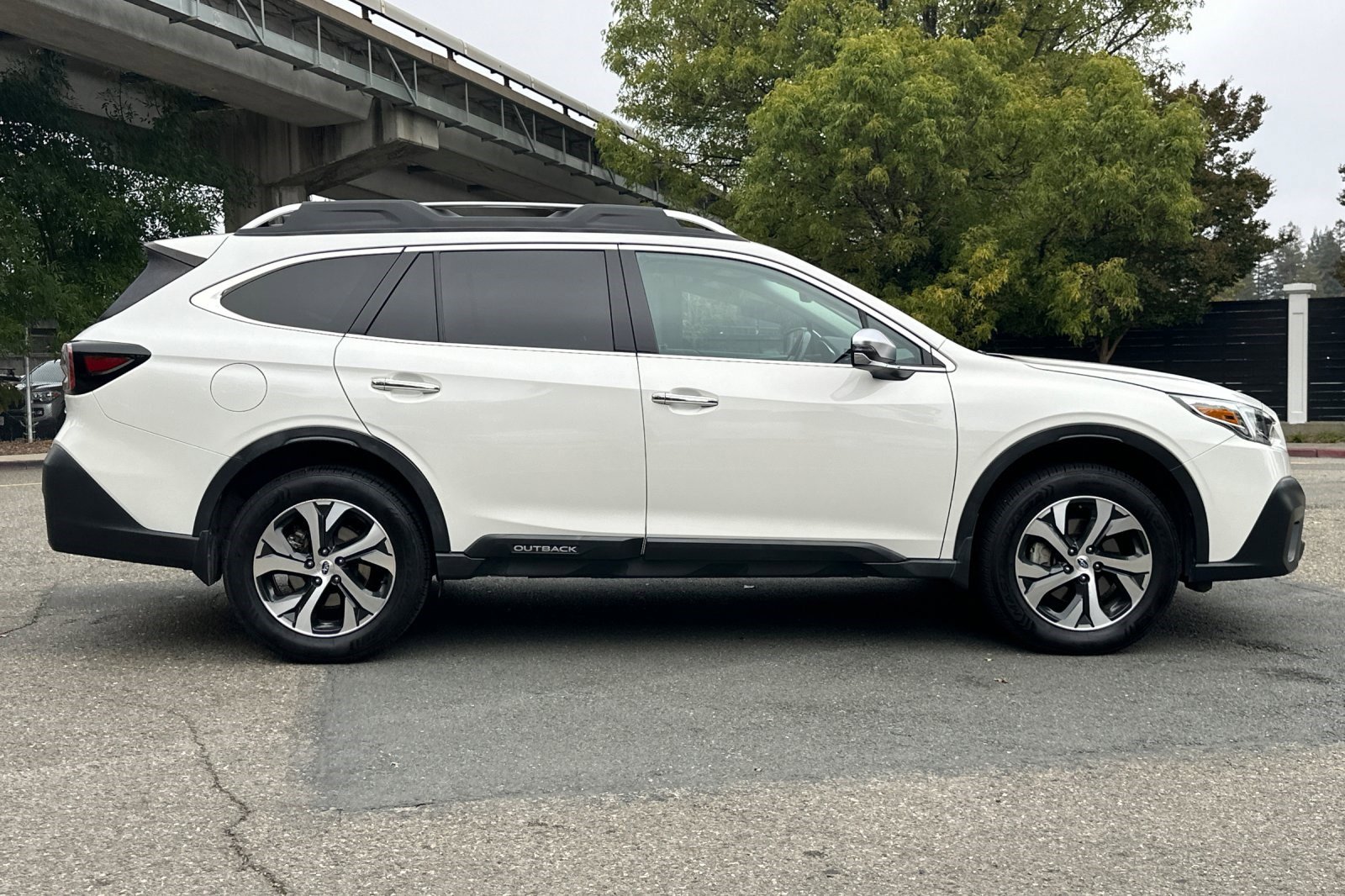2020 Subaru Outback Touring photo 2