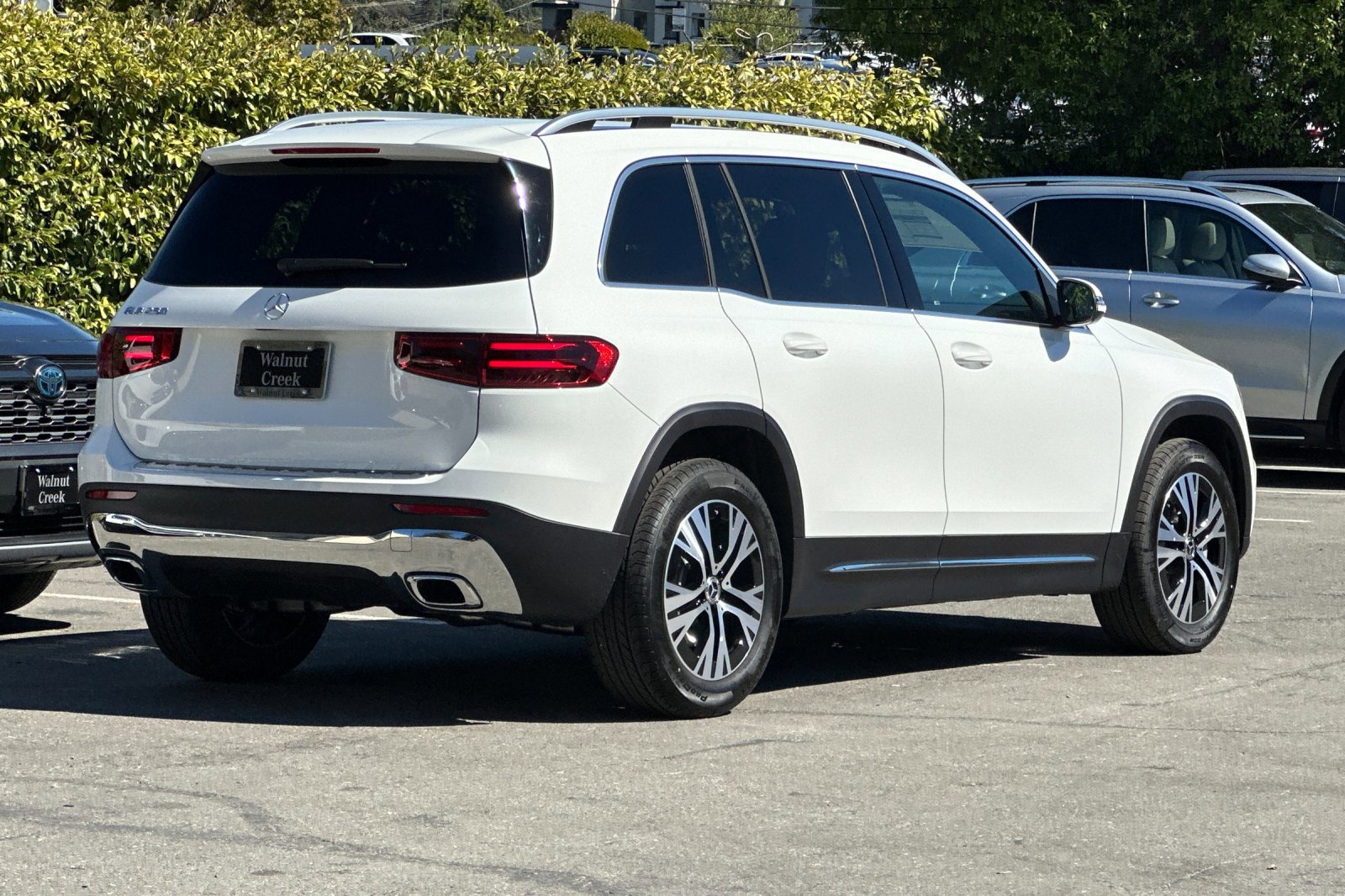 2026 Mercedes Benz GLB 250 photo 2