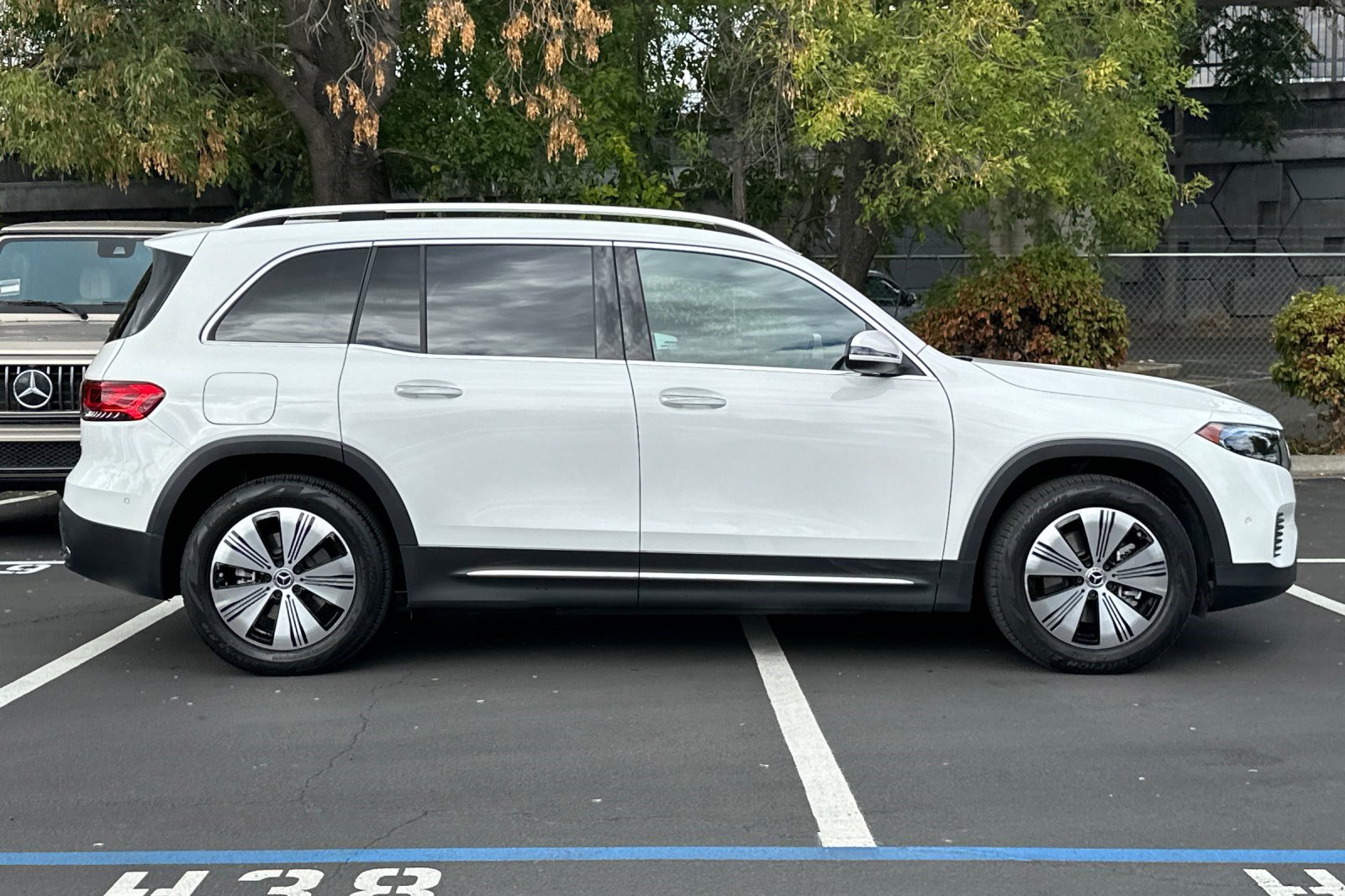 2023 Mercedes Benz EQB 300 4MATIC photo 2