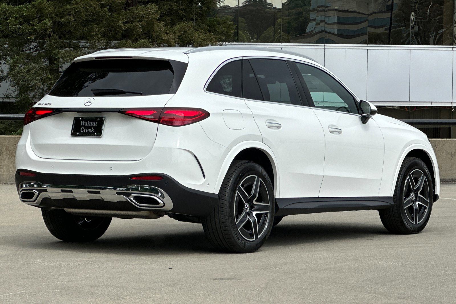2025 Mercedes Benz GLC 300 photo 3