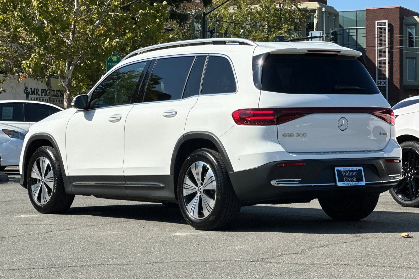 2025 Mercedes Benz EQB 300 4MATIC photo 3