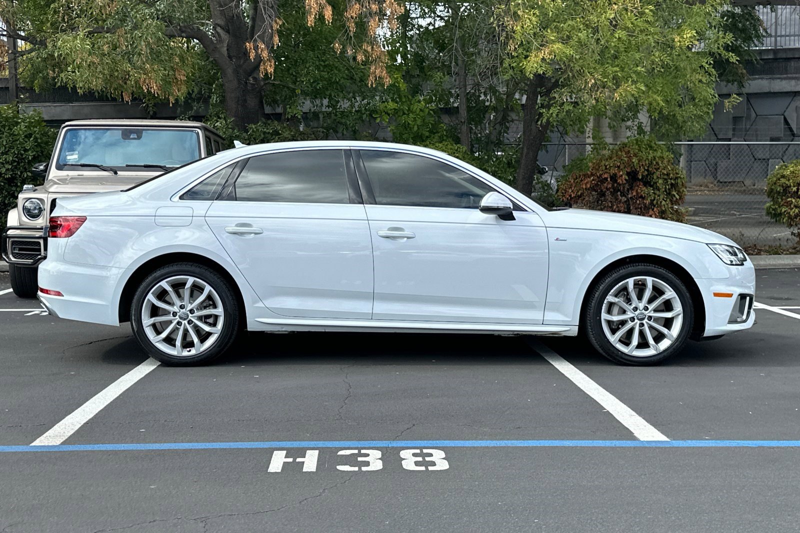 2019 Audi A4 Premium Plus 45 TFSI Quattro photo 2