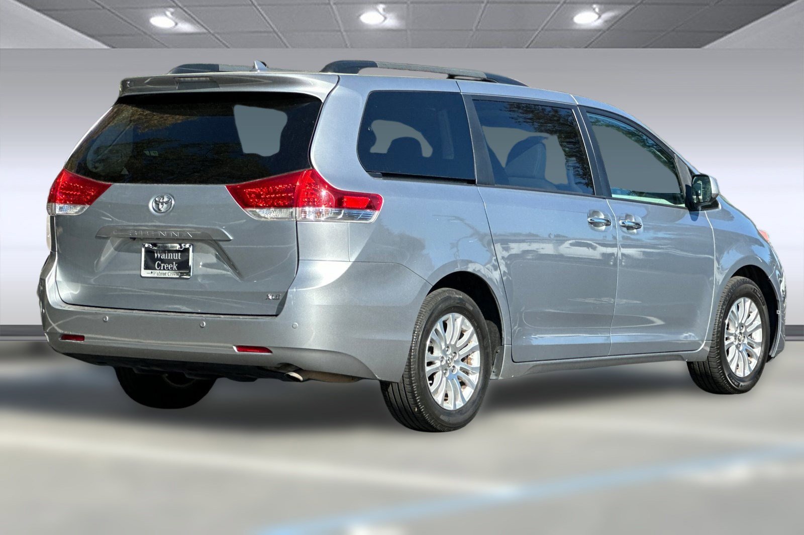 2011 Toyota Sienna XLE photo 3