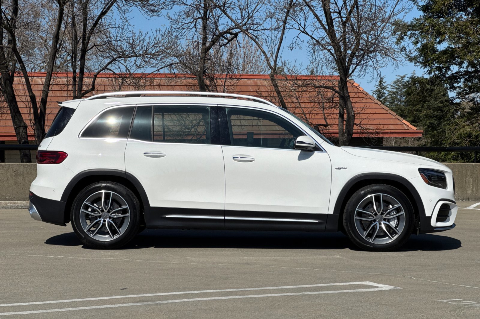 2025 Mercedes Benz GLB AMG 35 photo 2