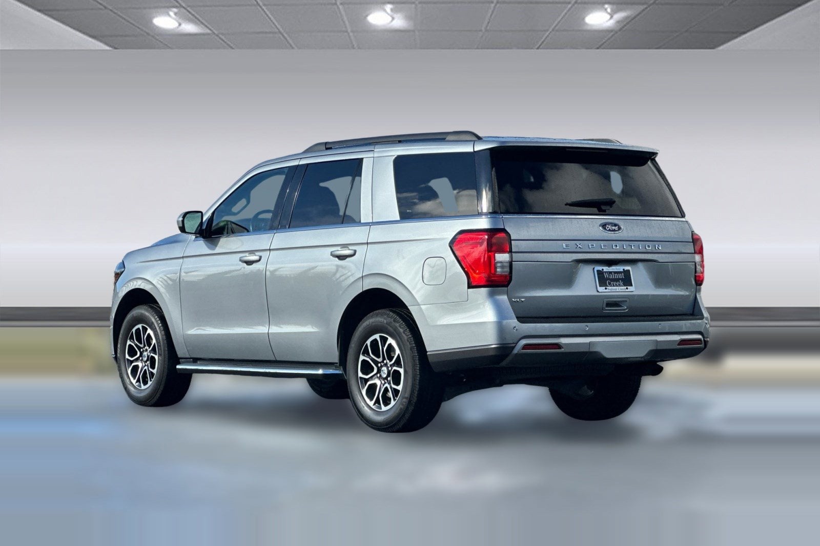 2022 Ford Expedition XLT 4x2 photo 2