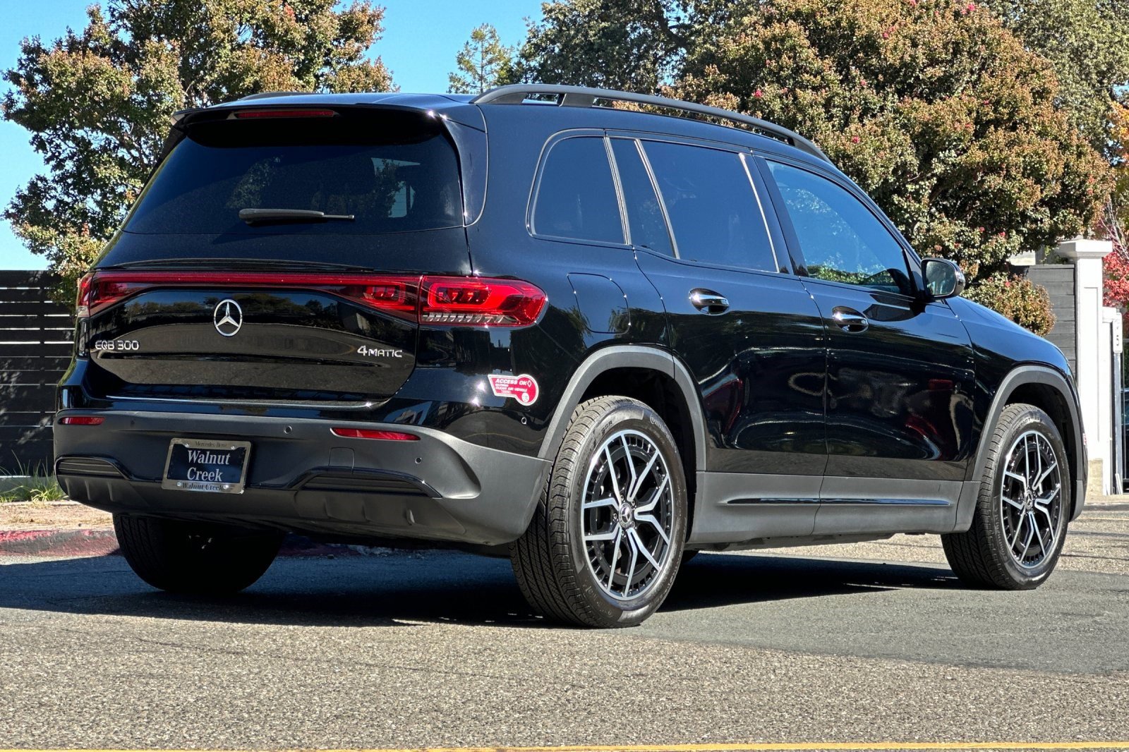 2023 Mercedes Benz EQB 300 4MATIC photo 2