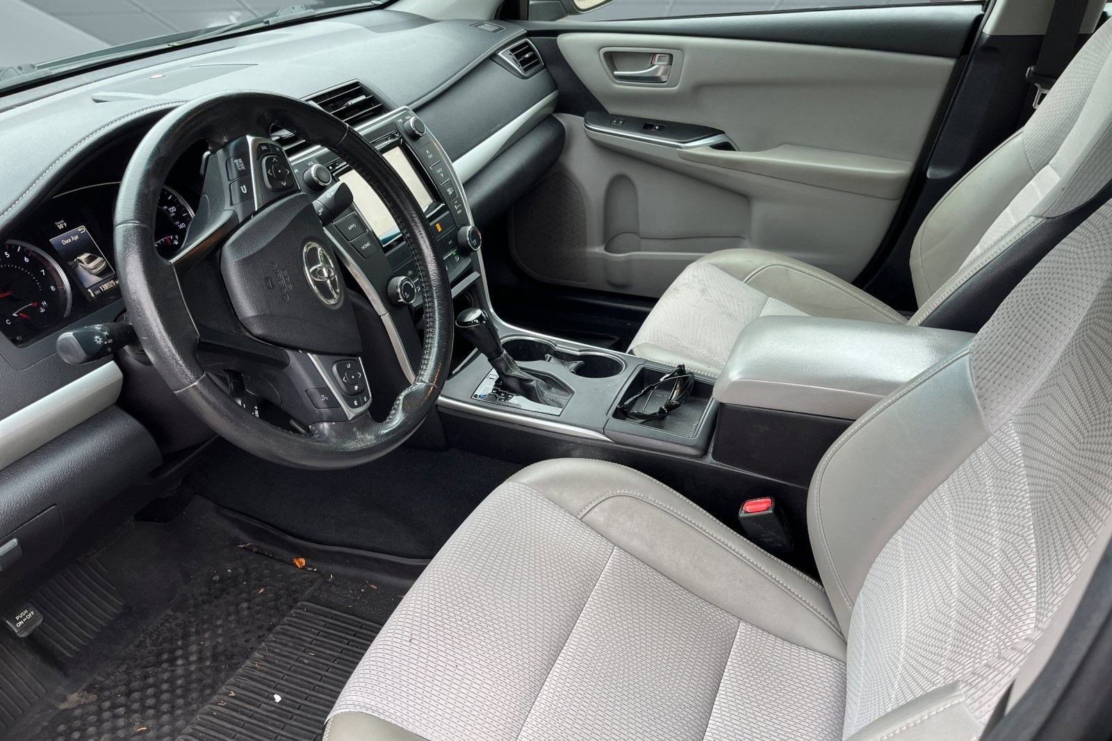 2017 Toyota Camry SE photo 4