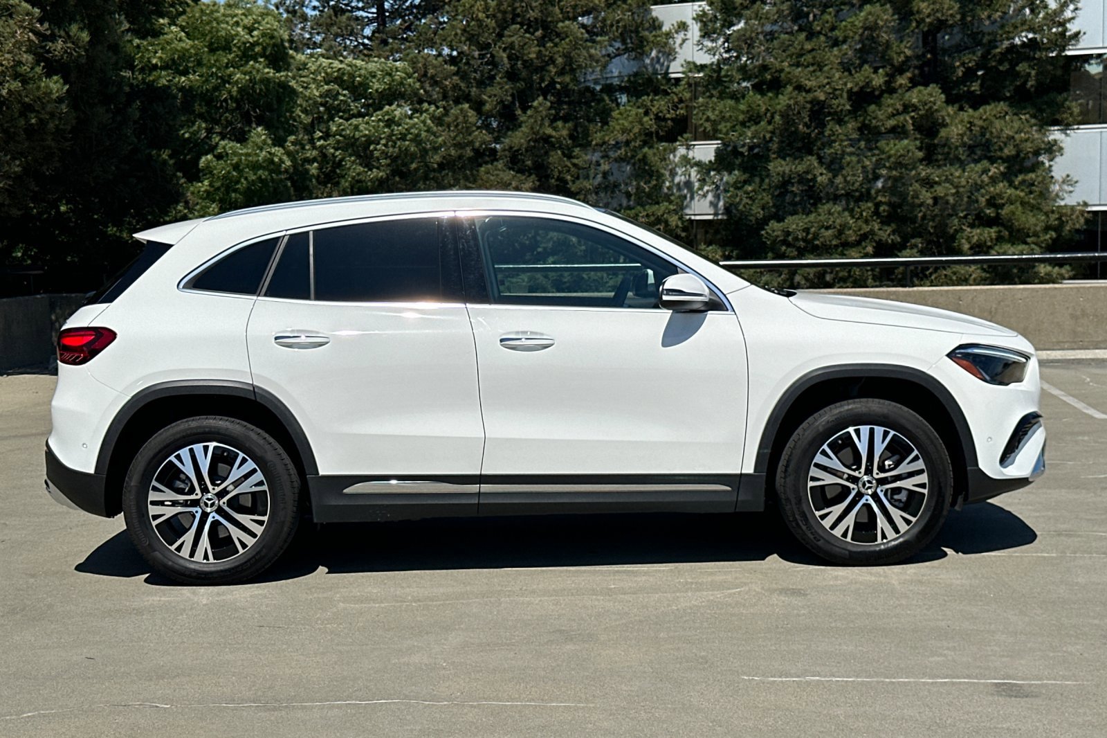 2025 Mercedes Benz GLA 250 4MATIC photo 2
