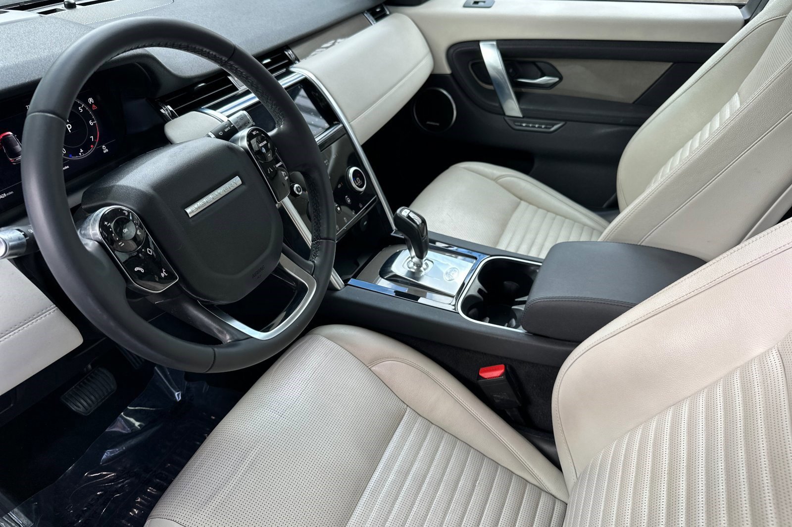 2020 Land Rover Discovery Sport SE photo 3