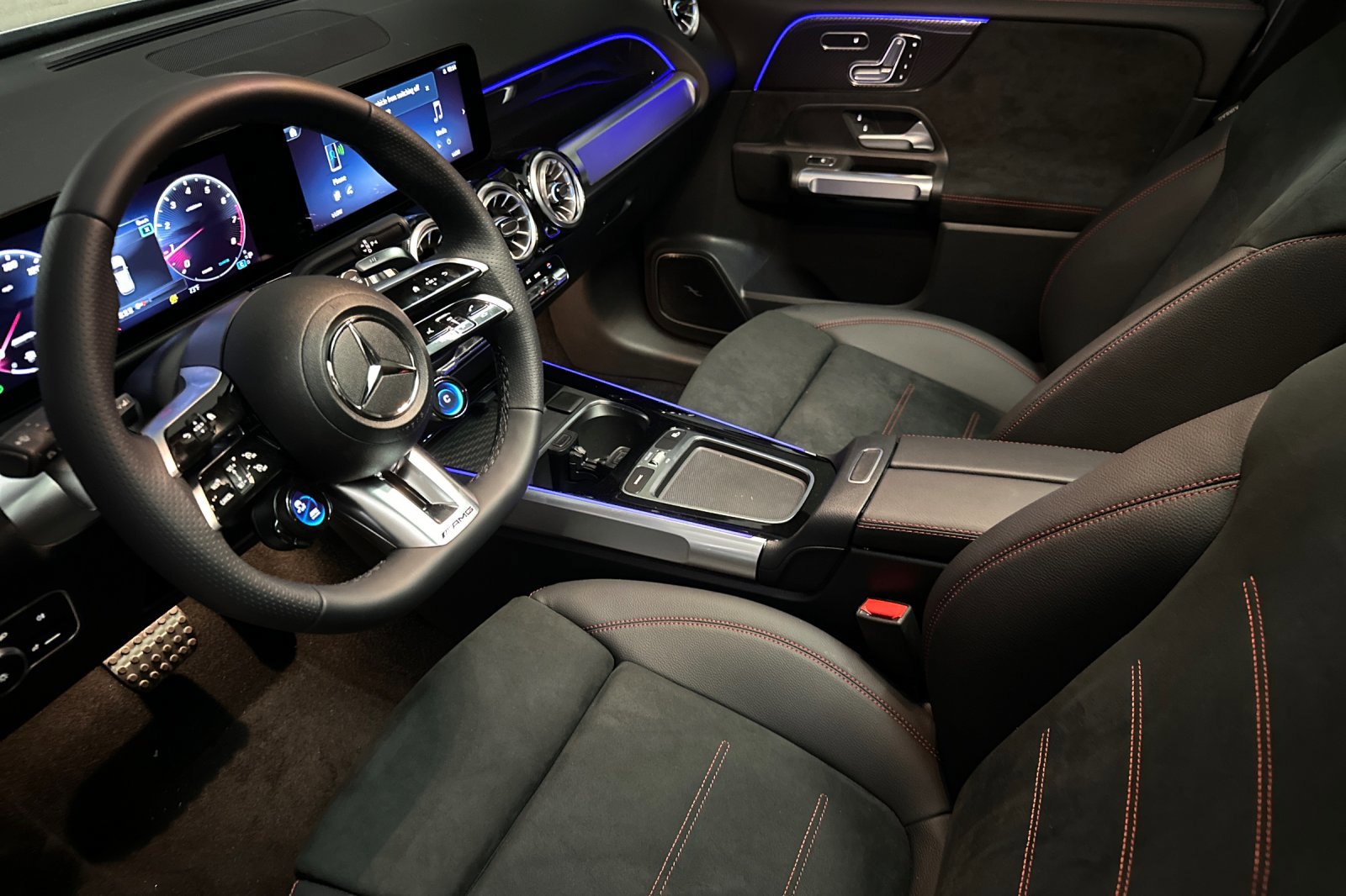 2025 Mercedes Benz GLB AMG 35 4MATIC photo 3
