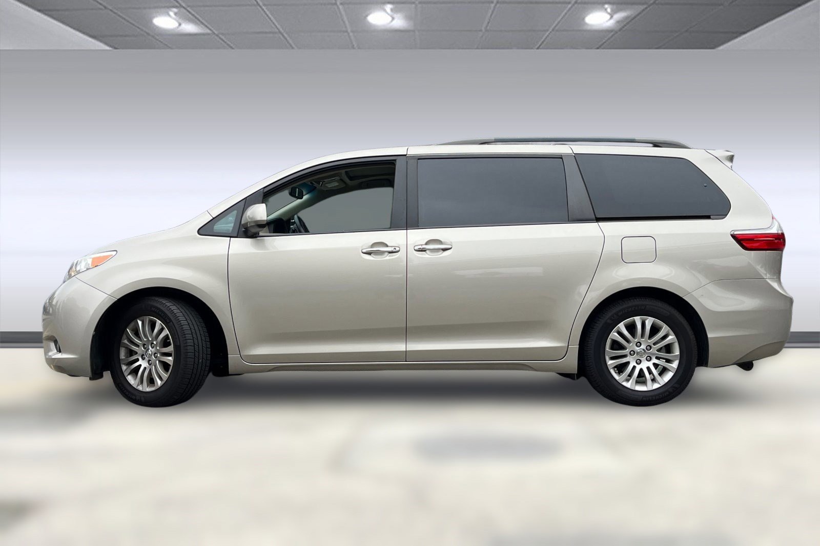 2015 Toyota Sienna XLE photo 3