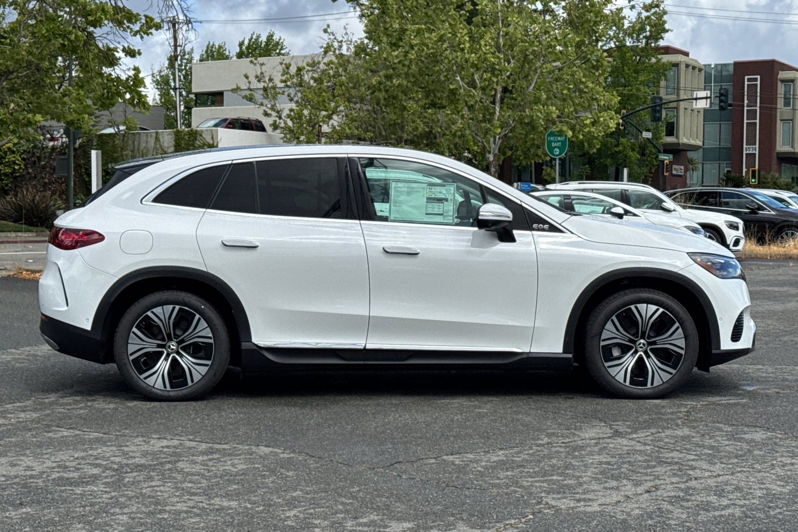 2025 Mercedes Benz EQE SUV 350 photo 3