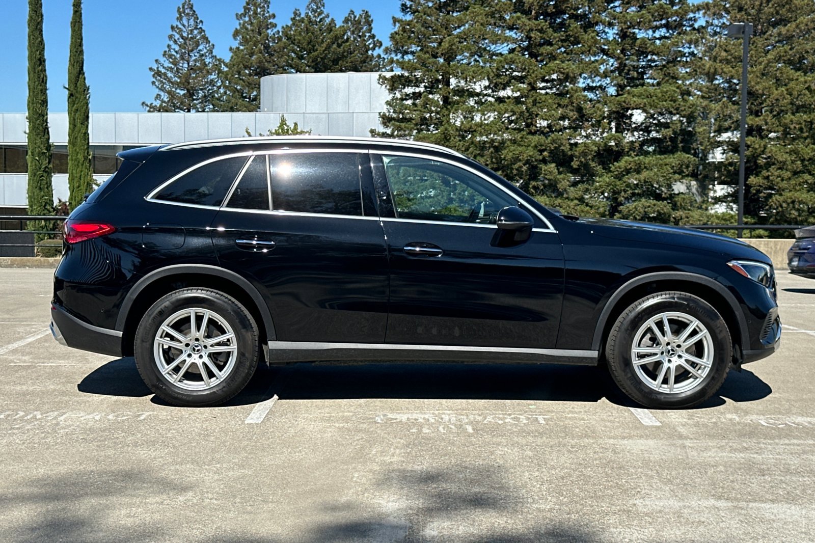 2024 Mercedes Benz GLC 300 photo 2
