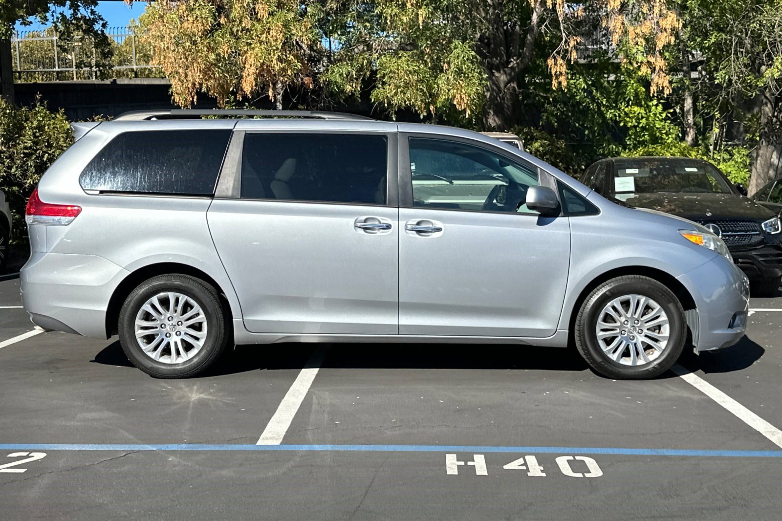 2011 Toyota Sienna XLE photo 2