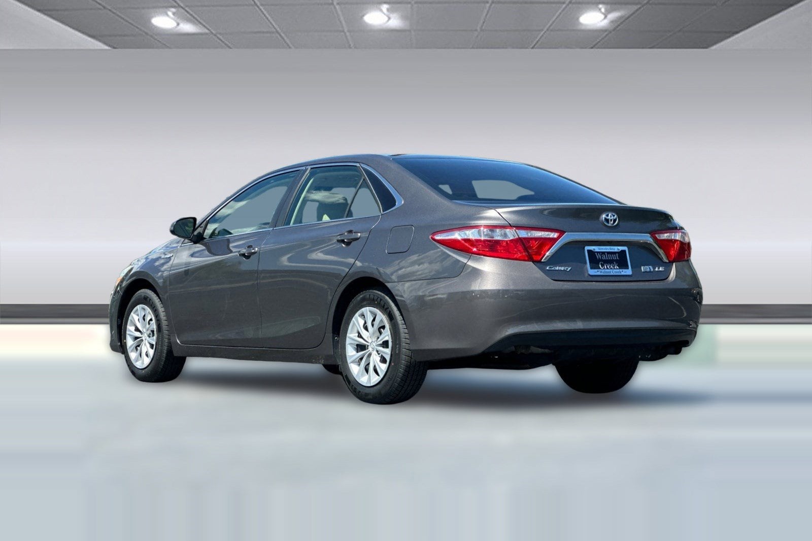 2016 Toyota Camry Hybrid 4dr Sdn LE photo 2