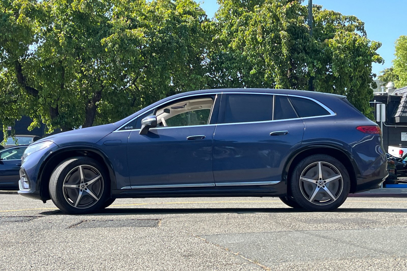 2023 Mercedes Benz EQS SUV 580 4MATIC photo 3