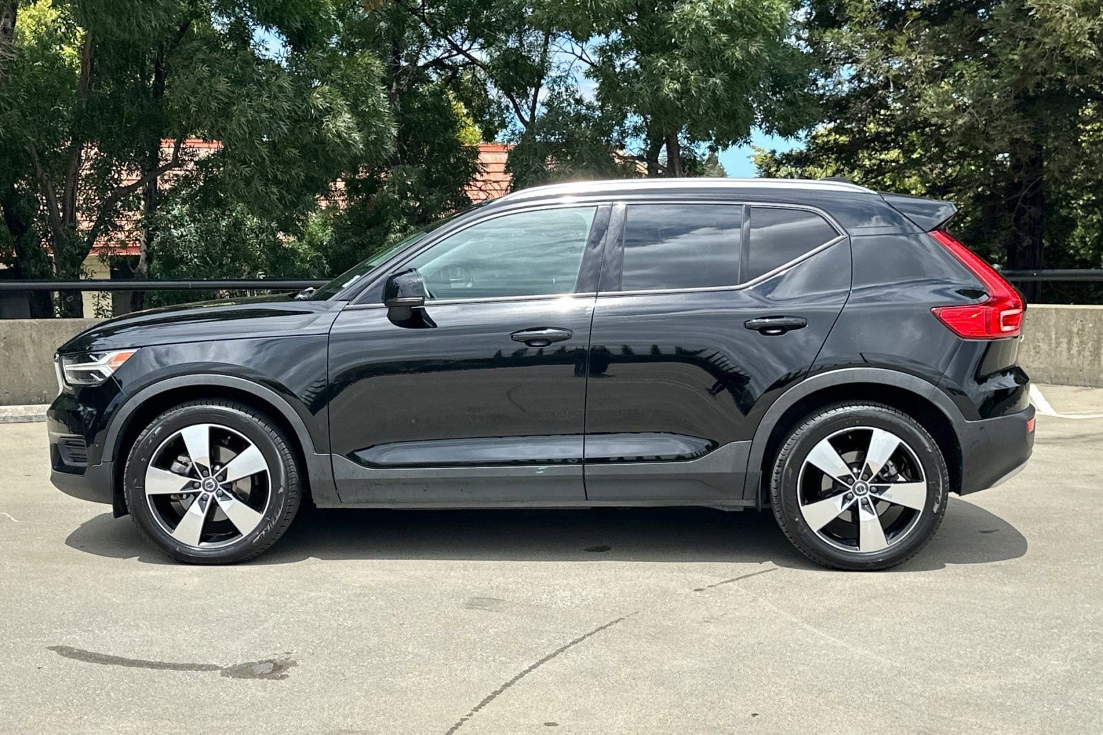 Used 2019 Volvo XC40 Momentum with VIN YV4162XZ8K2021654 for sale in Walnut Creek, CA