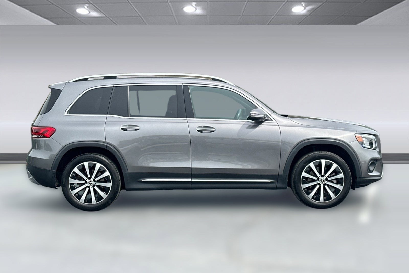 2023 Mercedes-Benz GLB 250 4MATIC SUV photo 3