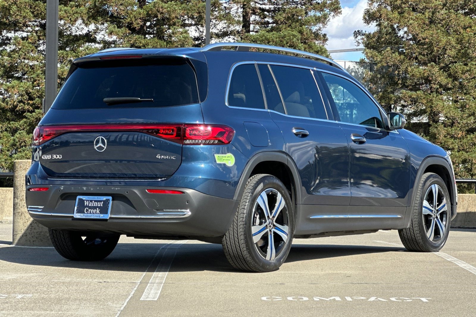 2023 Mercedes Benz EQB 300 4MATIC photo 2