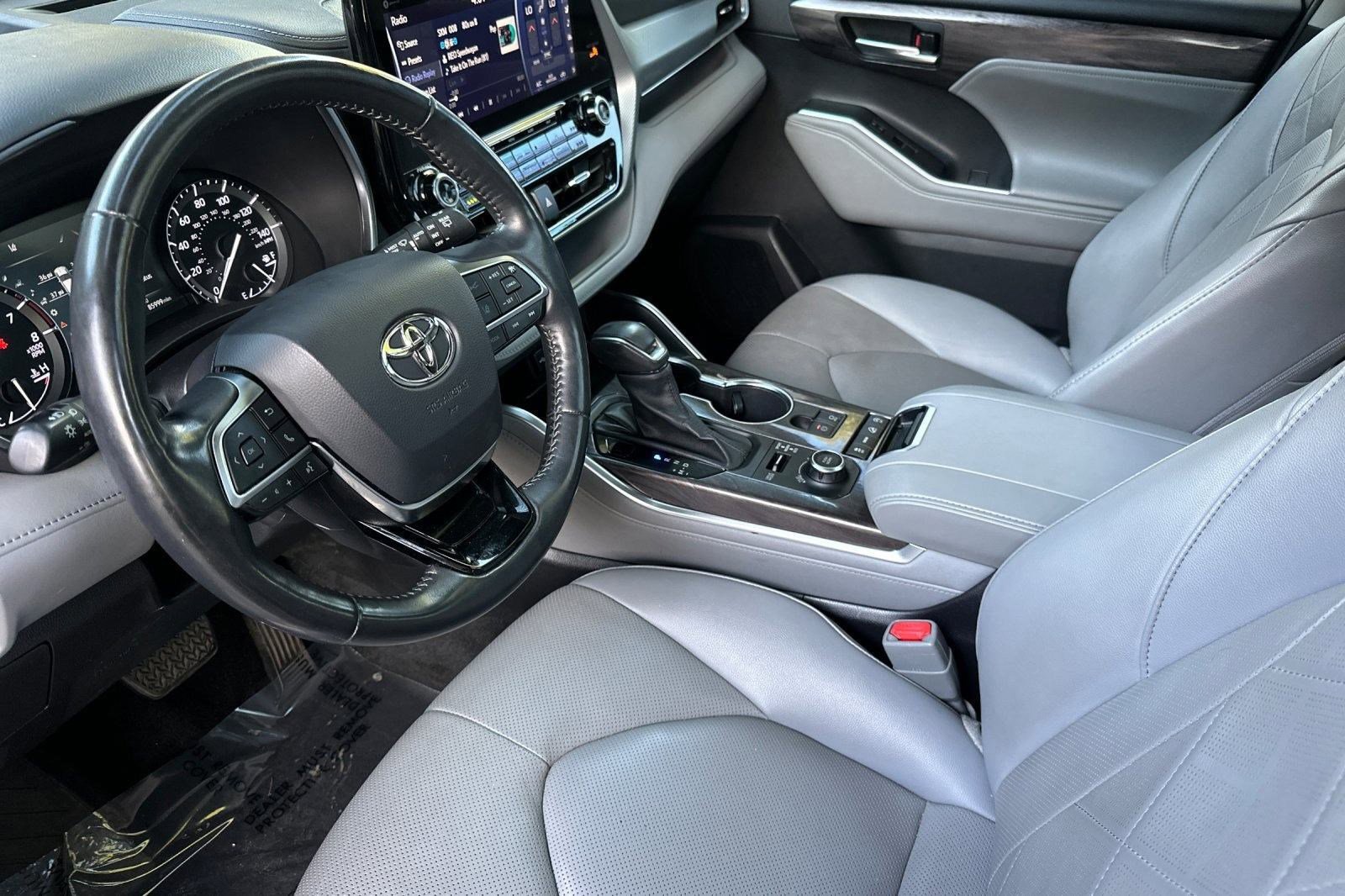 2021 Toyota Highlander Platinum photo 4