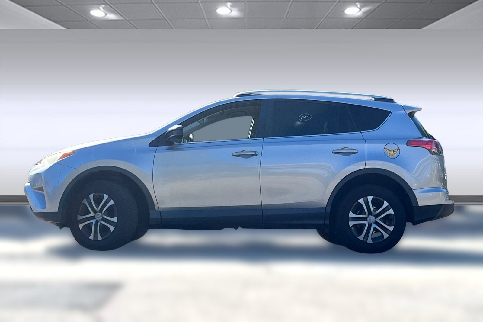 2016 Toyota RAV4 LE photo 2