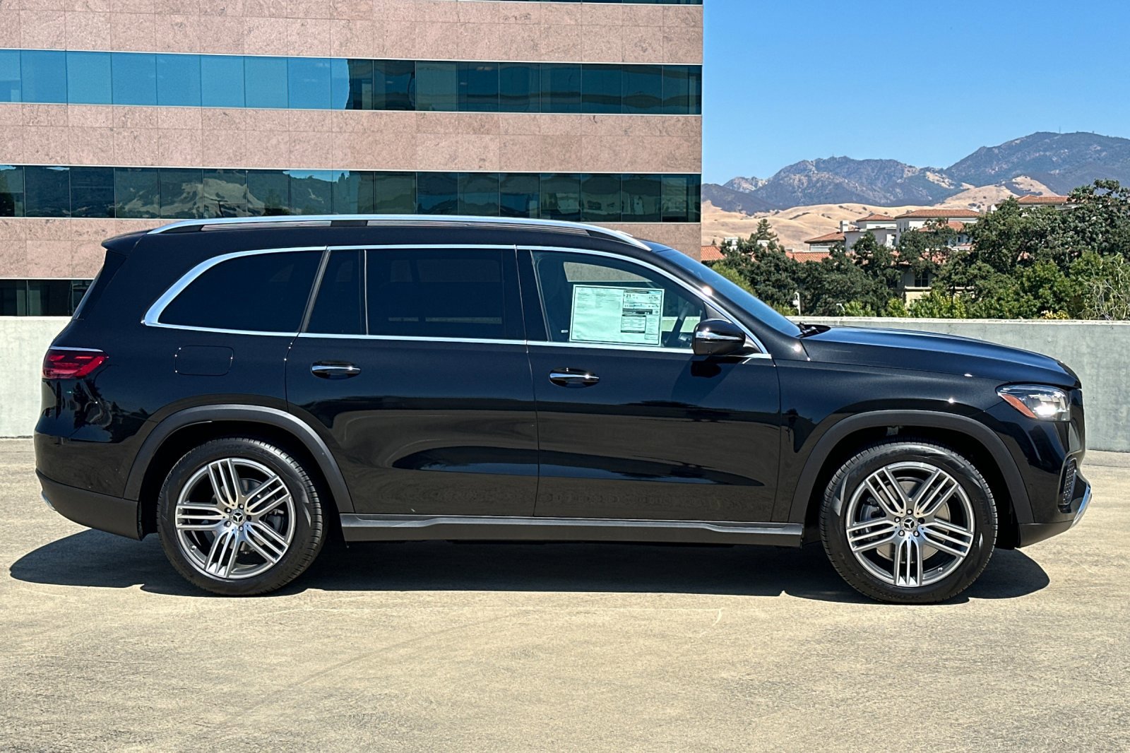 2025 Mercedes Benz GLS 450 4MATIC photo 2