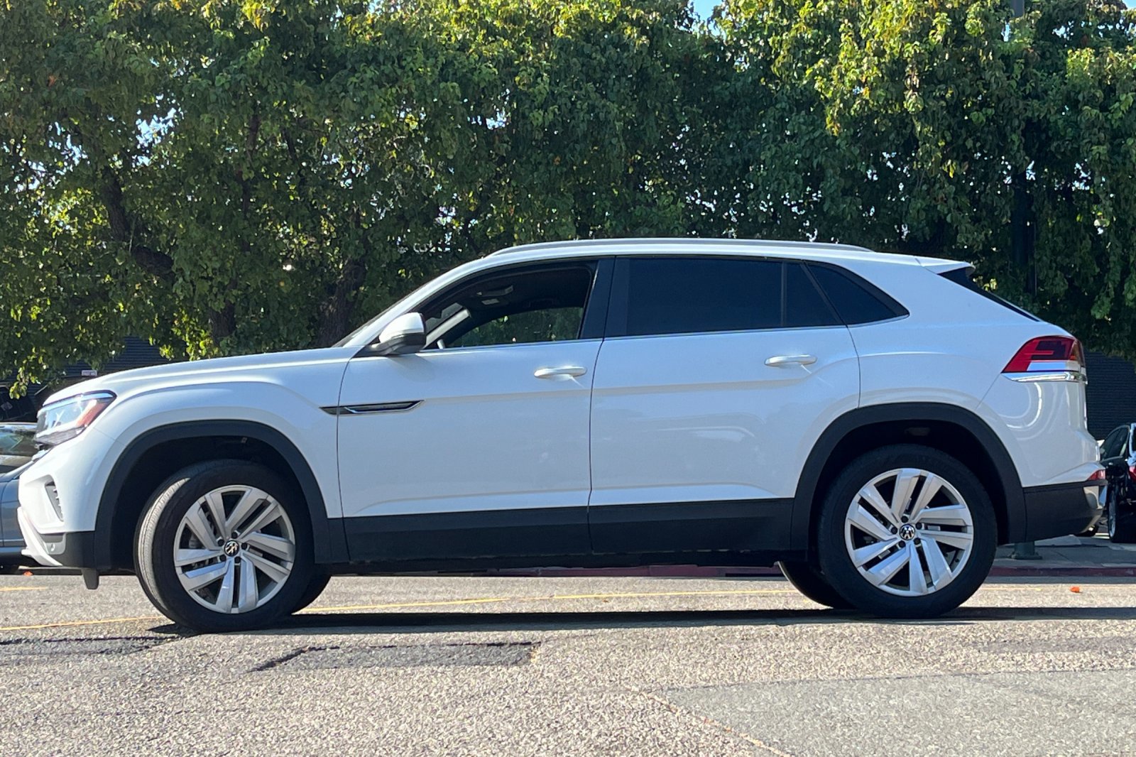 2022 Volkswagen Atlas Cross Sport V6 SE Technology photo 4
