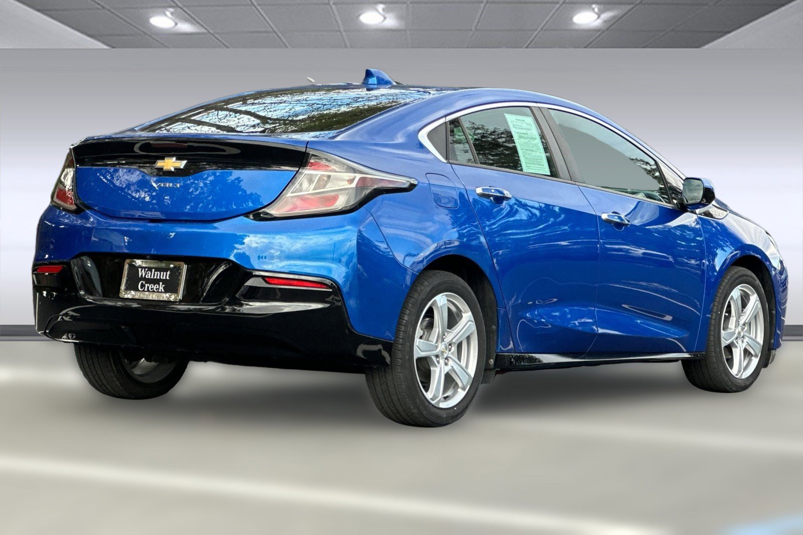 2017 Chevrolet Volt LT photo 3