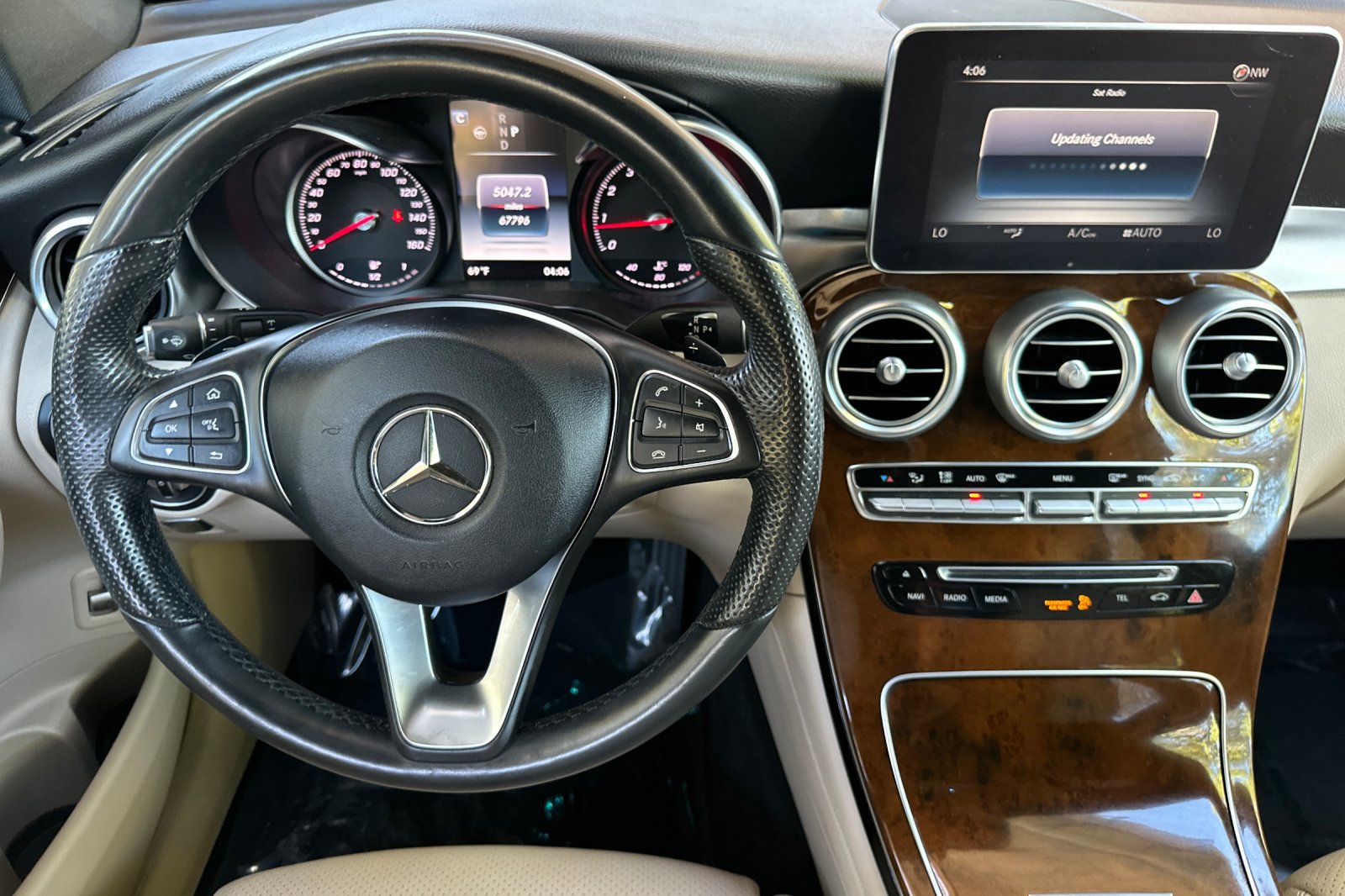 2017 Mercedes Benz GLC 300 4MATIC photo 3