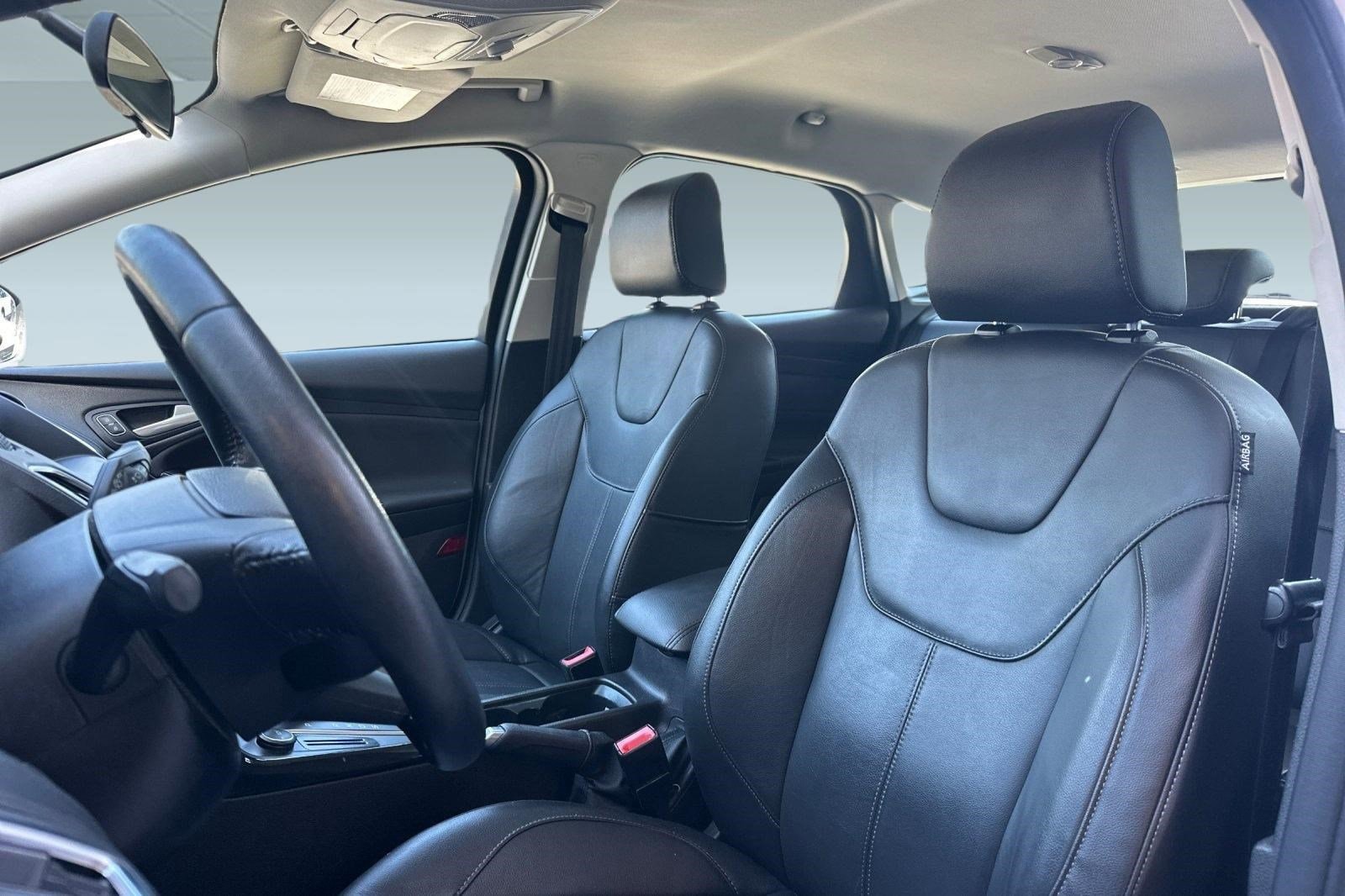 2016 Ford Focus 5dr HB Titanium photo 4