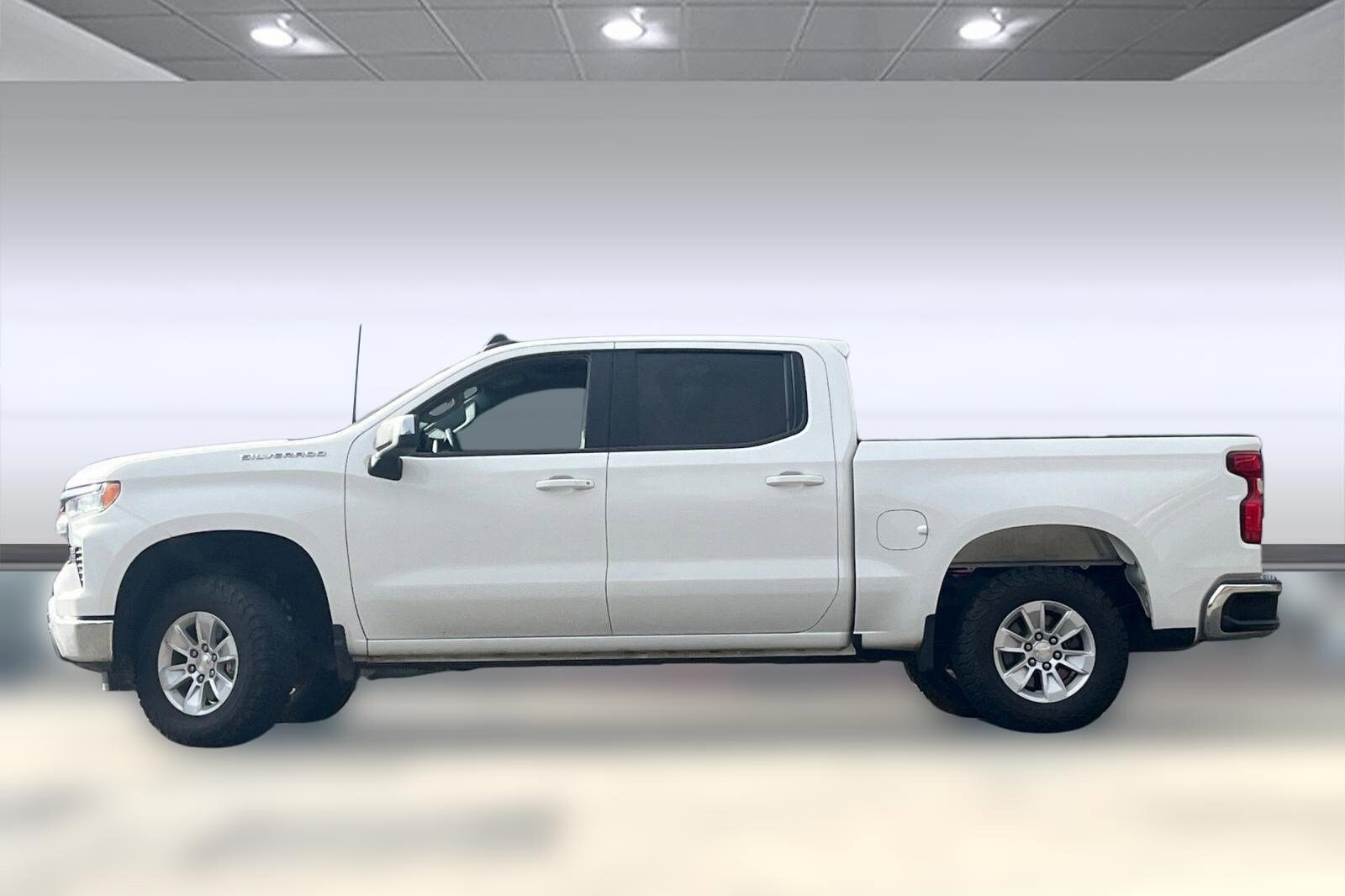 2023 Chevrolet Silverado 1500 photo 2