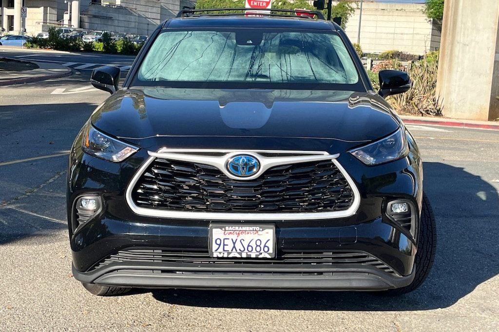 Used 2023 Toyota Highlander Hybrid LE AWD SUV