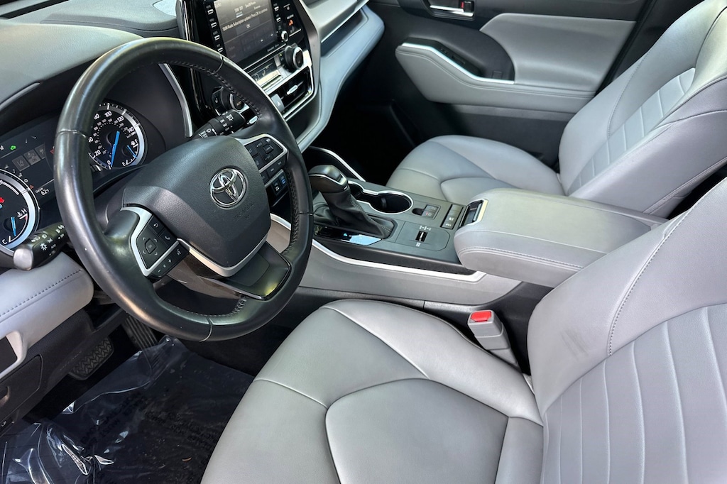 Used 2022 Toyota Highlander Hybrid XLE FWD SUV