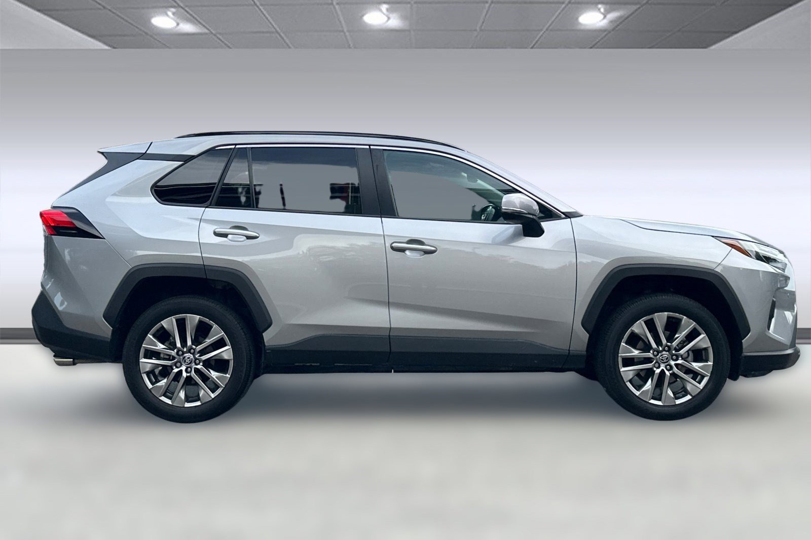2023 Toyota RAV4 XLE Premium photo 2