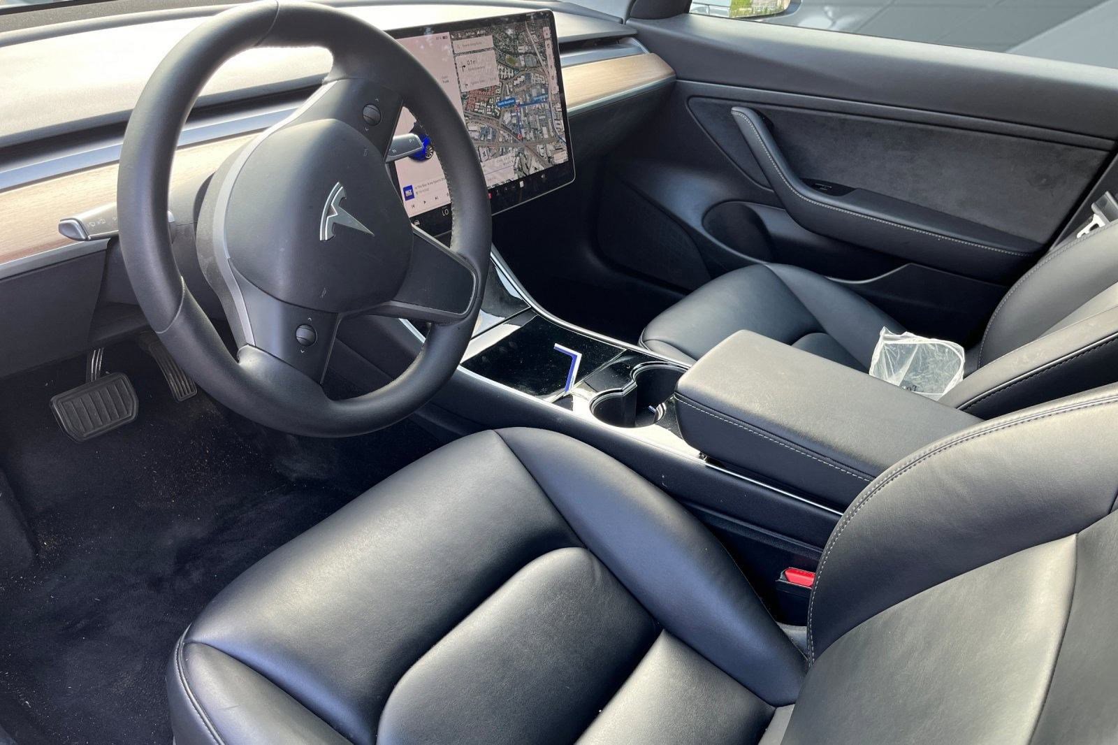 2020 Tesla Model 3 Standard Range Plus photo 3