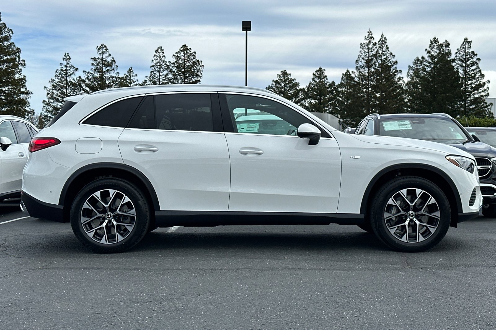 2025 Mercedes Benz GLC 350e photo 3