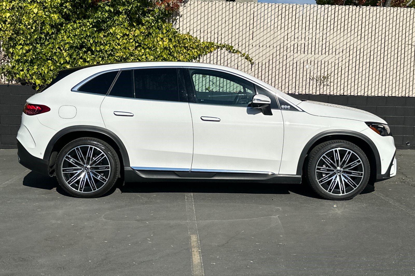 2023 Mercedes Benz EQE SUV 500 4MATIC photo 2