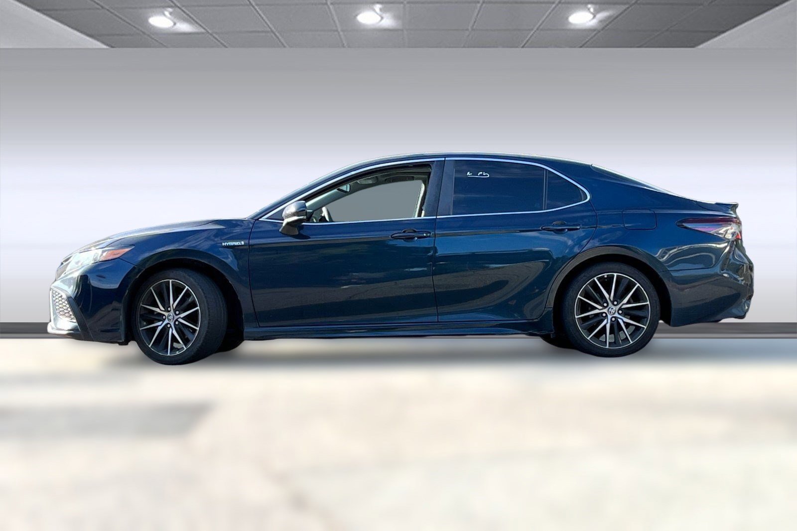 2021 Toyota Camry Hybrid SE photo 2