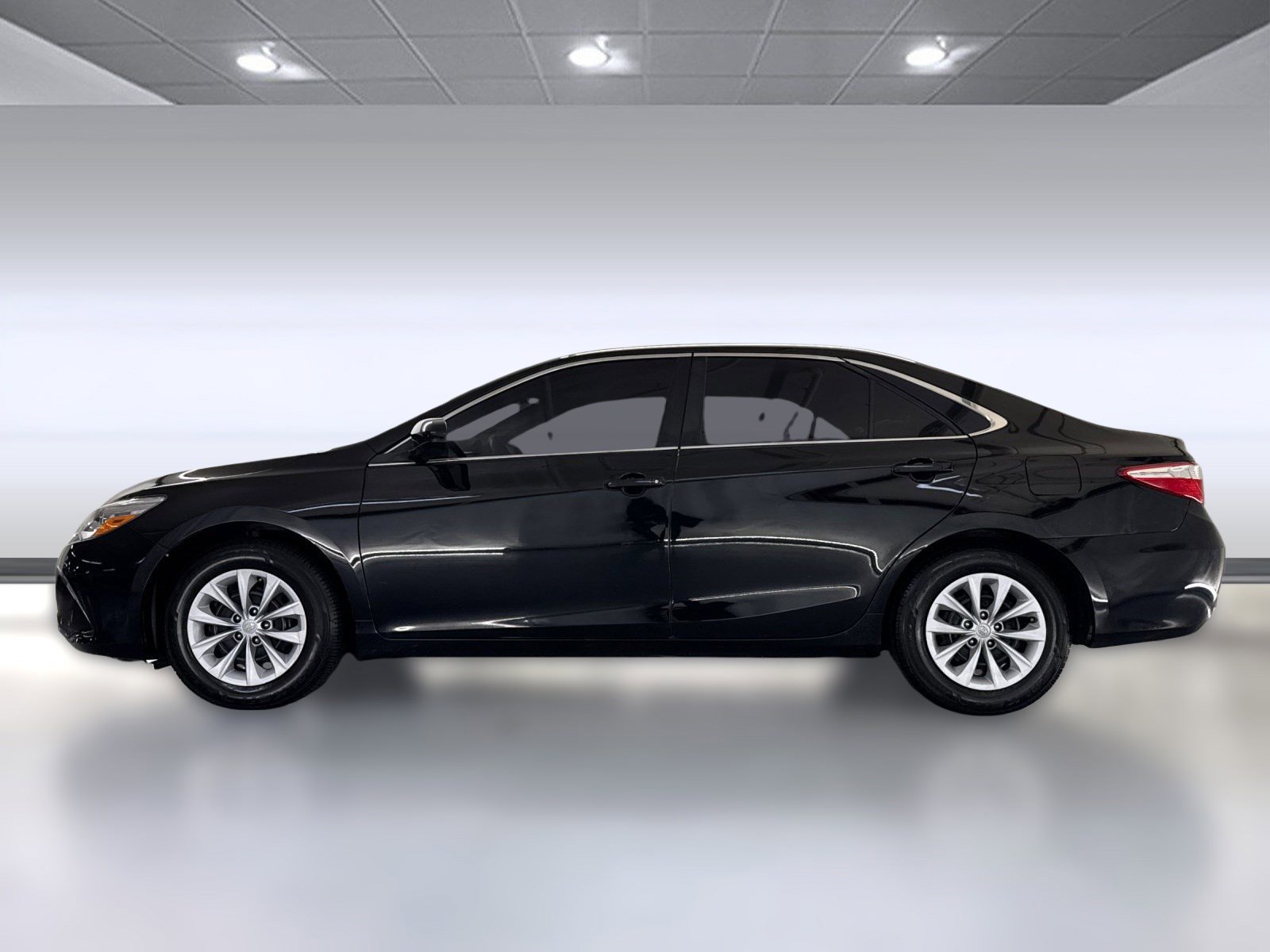2016 Toyota Camry LE photo 2