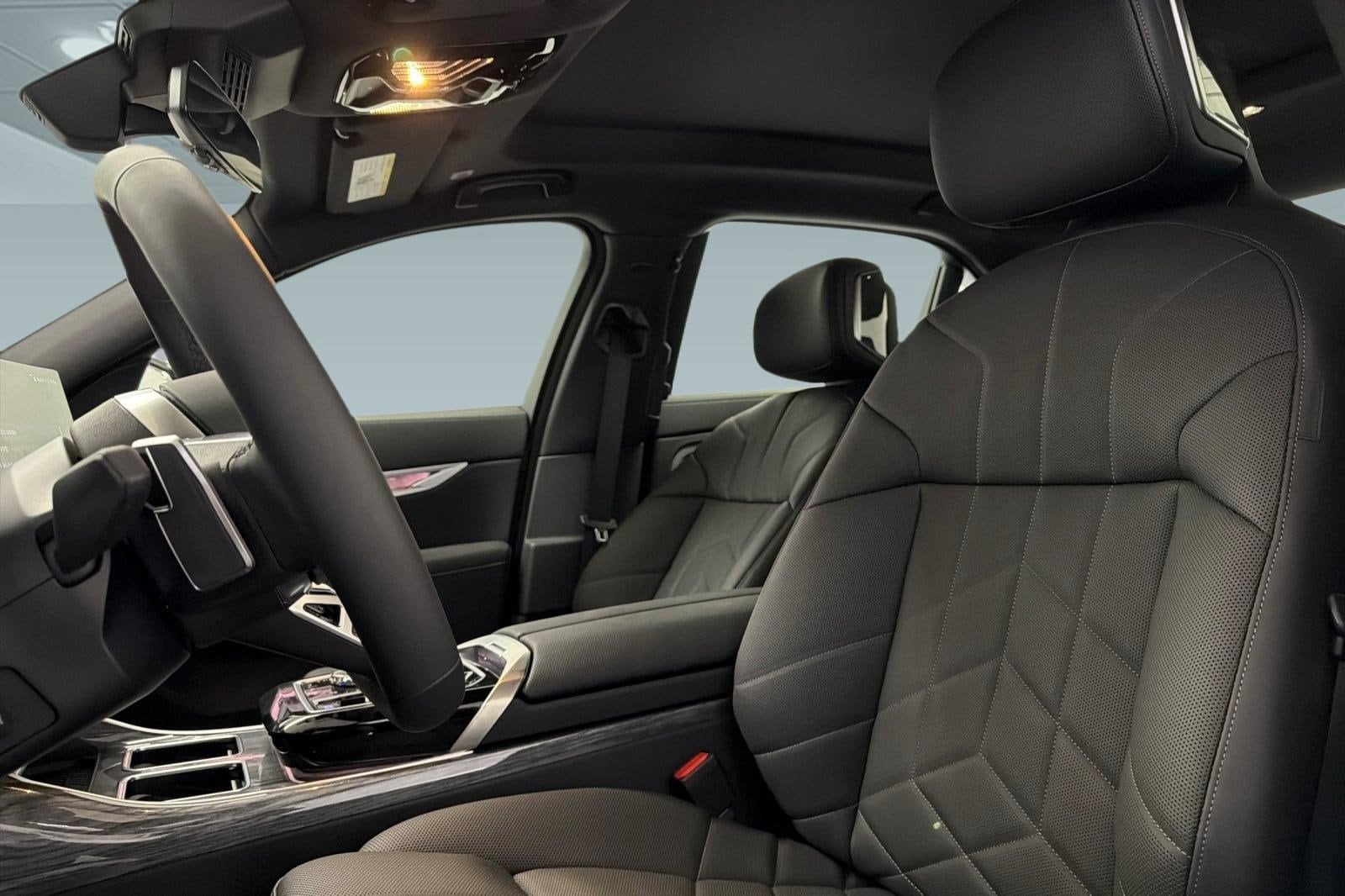 2025 BMW i7 50 - Photo 14