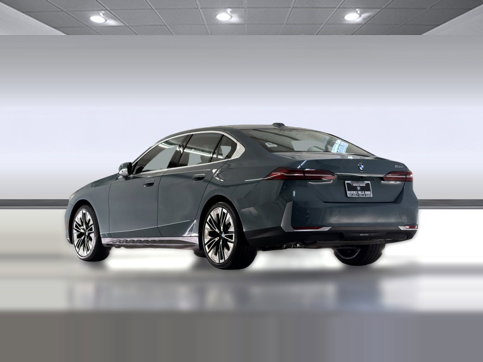 2025 BMW 530i photo 2