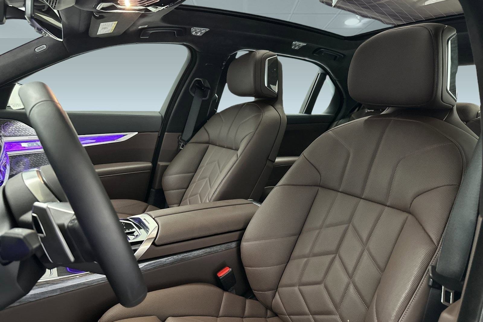 2025 BMW 7 Series 750e - Photo 23