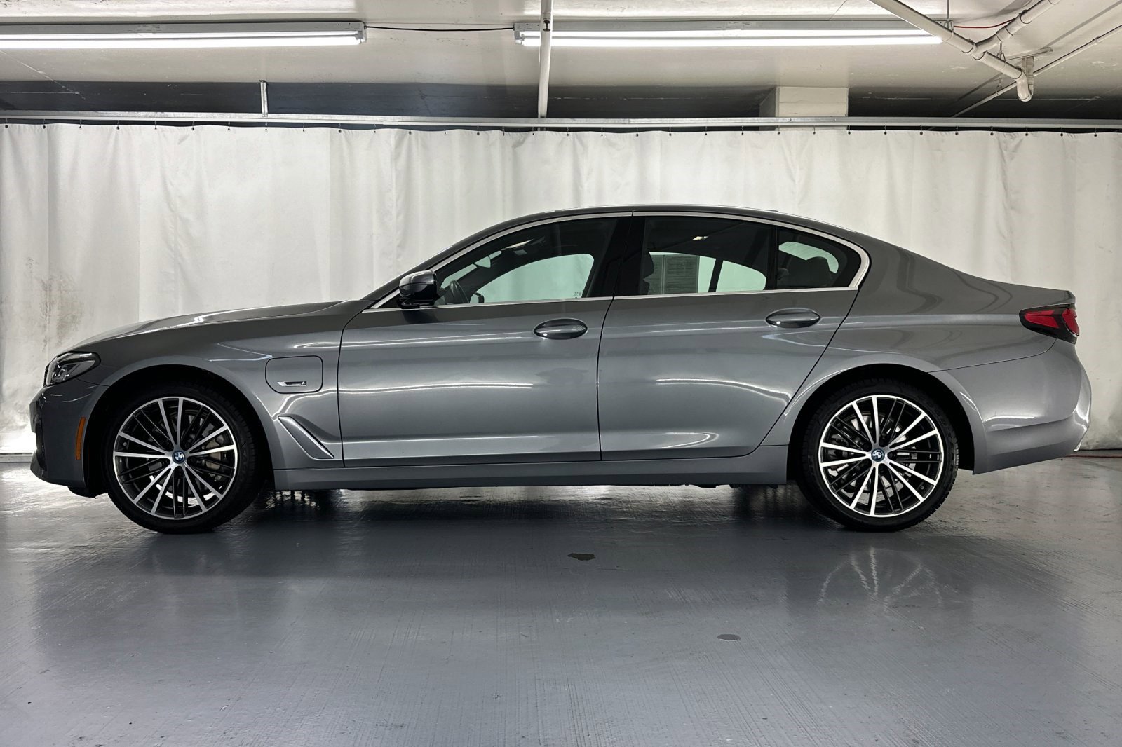 2023 Bmw 530e Sedan photo 2