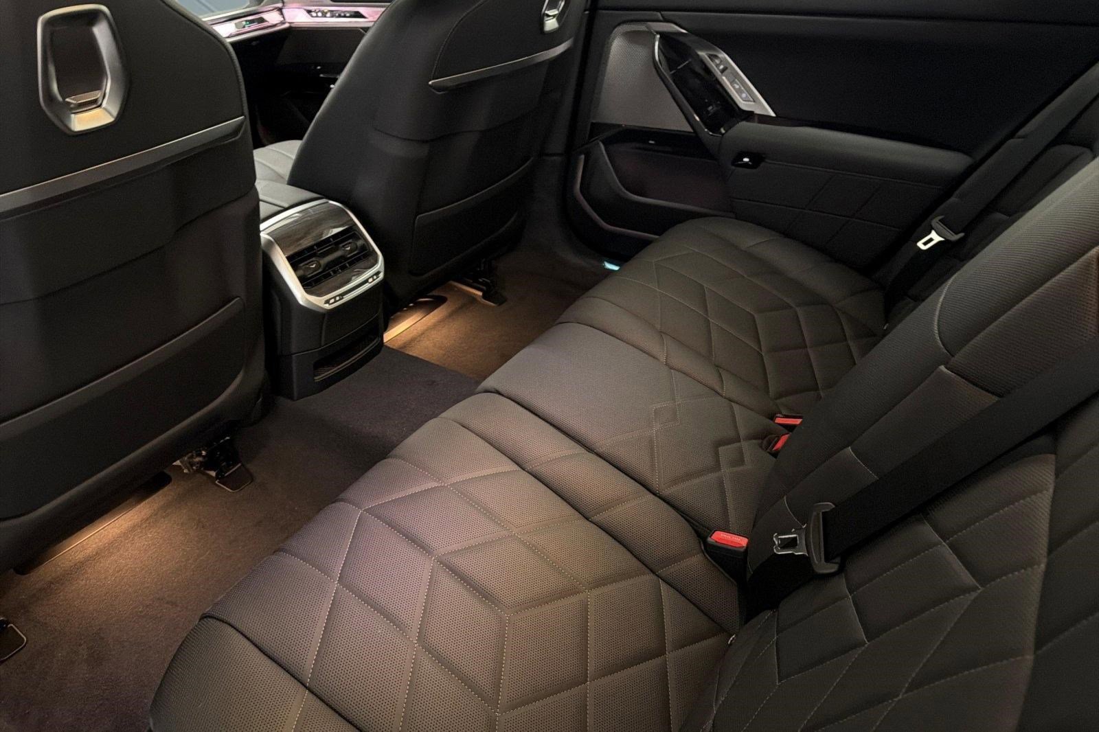 2025 BMW i7 50 - Photo 20