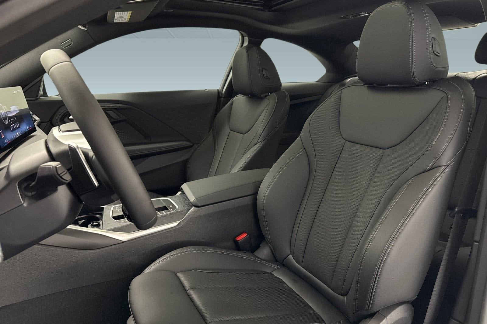 2025 BMW 230i photo 4