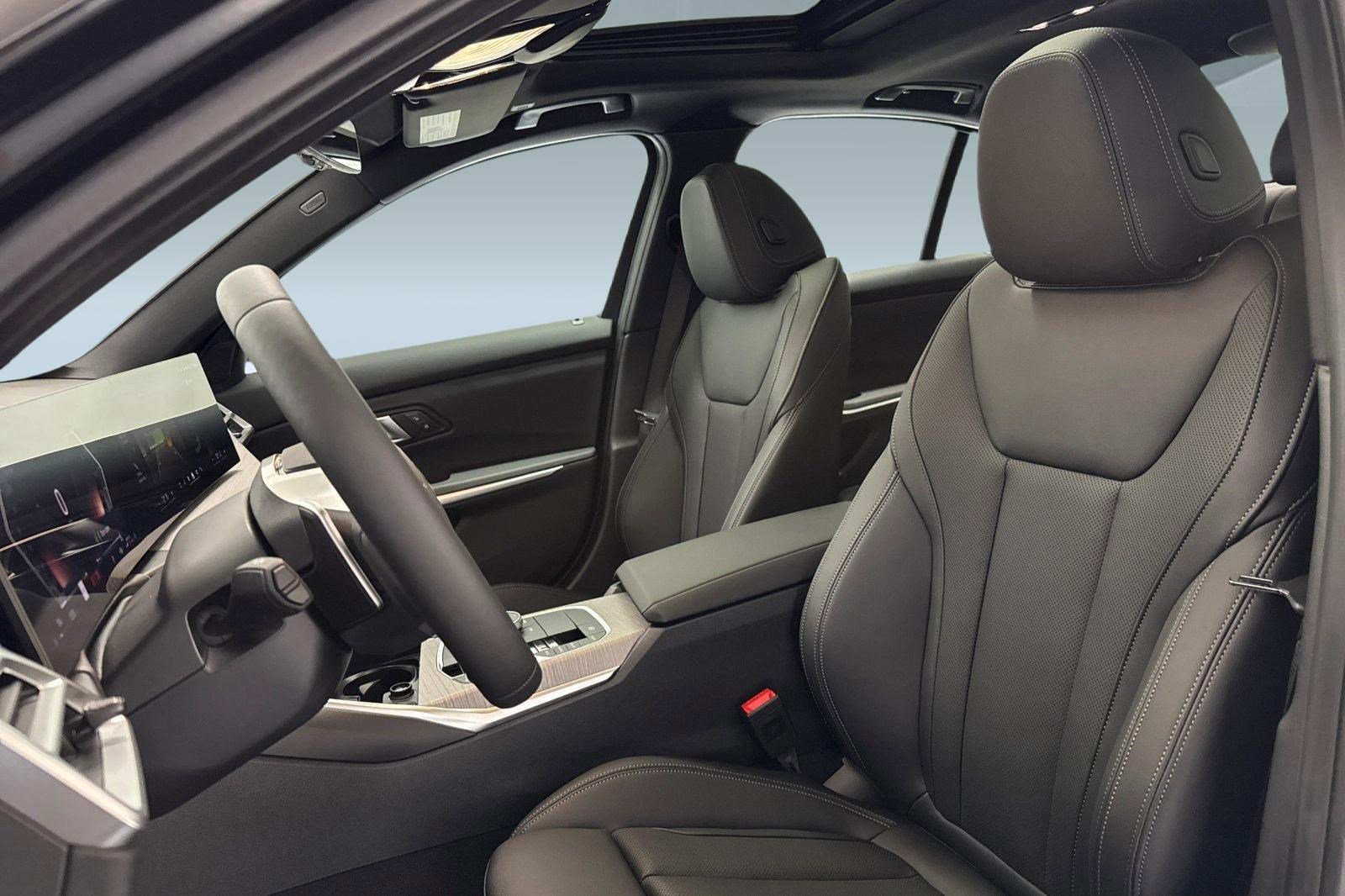 2026 BMW 330i photo 4